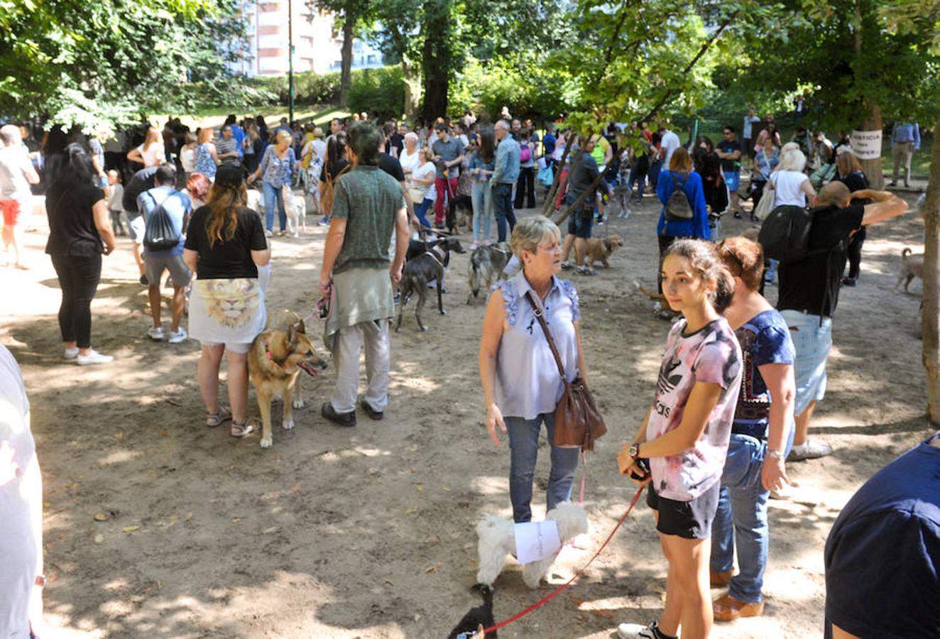 Fotos: Concentración en Las Moreras para despedir a cooper