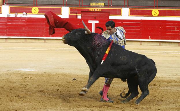 Carlos Olsina, que cortó dos orejas a su segundo novillo.