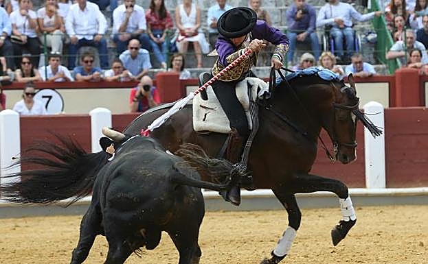 Guillermo Hermoso de Mendoza rejonea a uno de los toros.