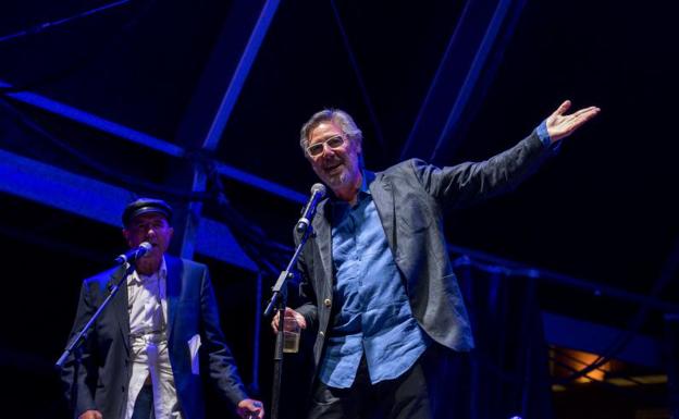 Galería. Félix y Toño agradecen al público el homenaje en la Plaza Mayor. 