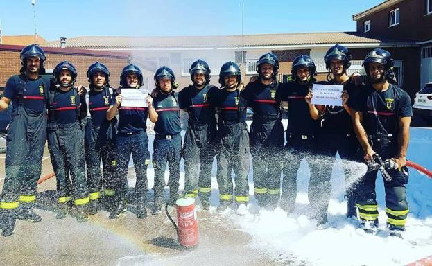 Los bomberos, en la imagen que han subido a sus redes sociales para anunciar su decisión. 