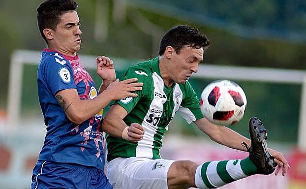 Iván, autor del gol de la Segoviana, disputa el balón a un contrario.