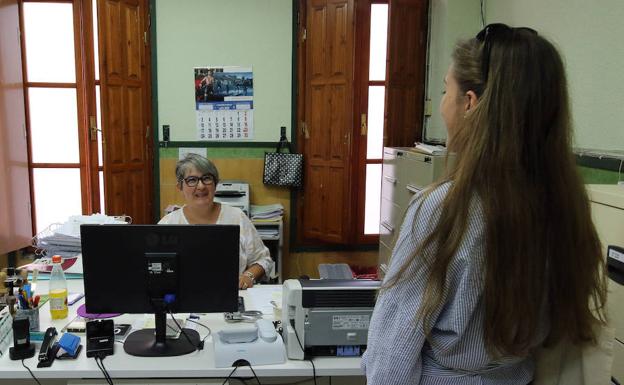 Una estudiante se matricula en la Escuela Oficial de Idiomas para este curso