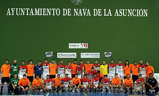 Jugadores del BM Nava y del BM Torrelavega.