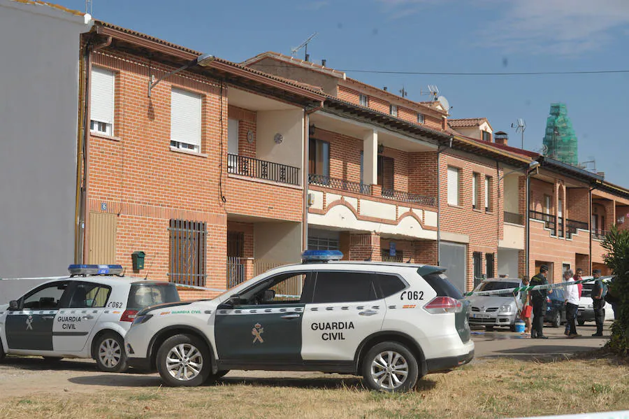 Efectivos de la Guardia Civil junto con vecinos en la zona donde ocurrieron los hechos. 