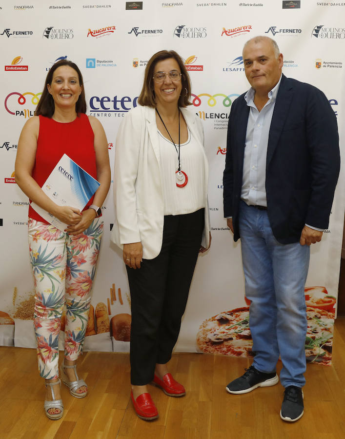 La presidenta de la Diputación, Ángeles Armisén (centro), junto a Eva de la Gala y Javier Labarga, del Cetece, en la presentación del I Congreso Intenacional de Panadería. 