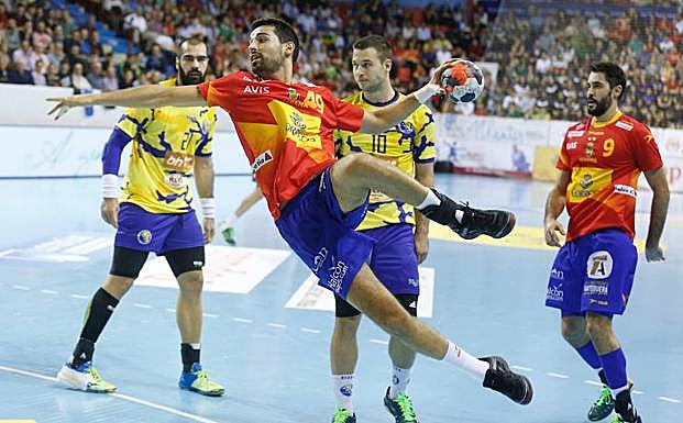 Ferrá Solé marca para los Hispanos ante Bosnia, en el anterior partido jugado en Huerta del Rey. 