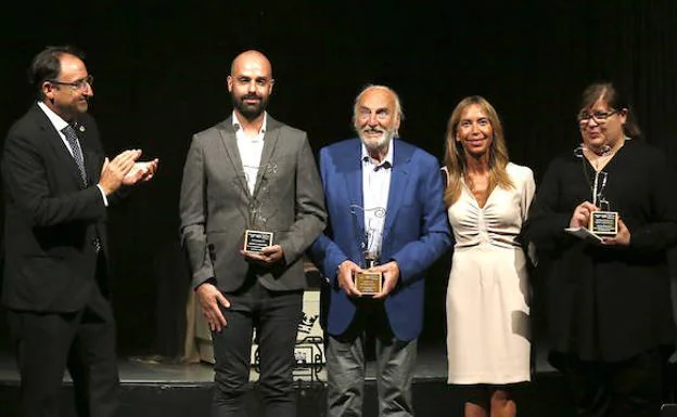 Alfonso Polanco, Fernando Delgado, Héctor Alterio, Carmen Fernández y Monica Boromello, tras la entrega de premios.