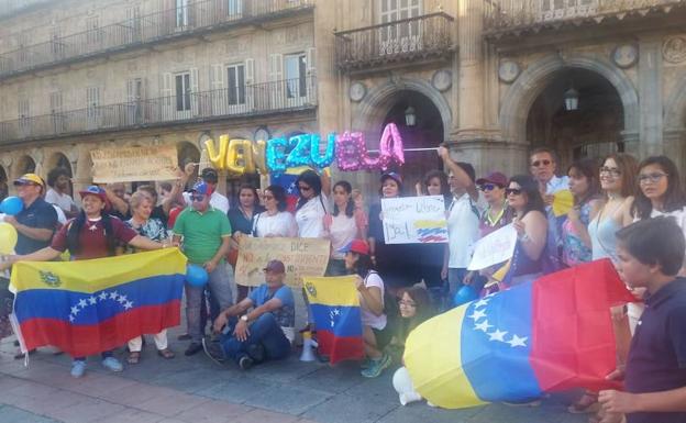 Concentración de venezolanos en la Plaza Mayor de Salamanca.