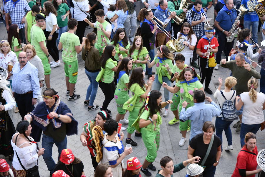 Un grupo de jóvenes baila la danza tradicional de El Espinar