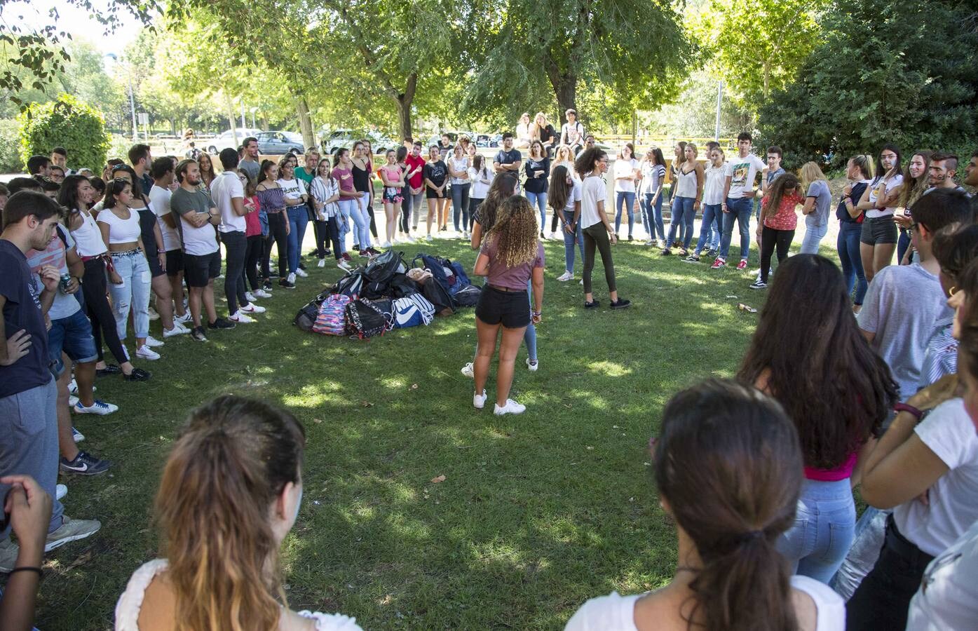 Los entornos de las facultades se llenaron de alumnos de primer año rebozados en harina, huevos y otros aliños a las órdenes de los más veteranos