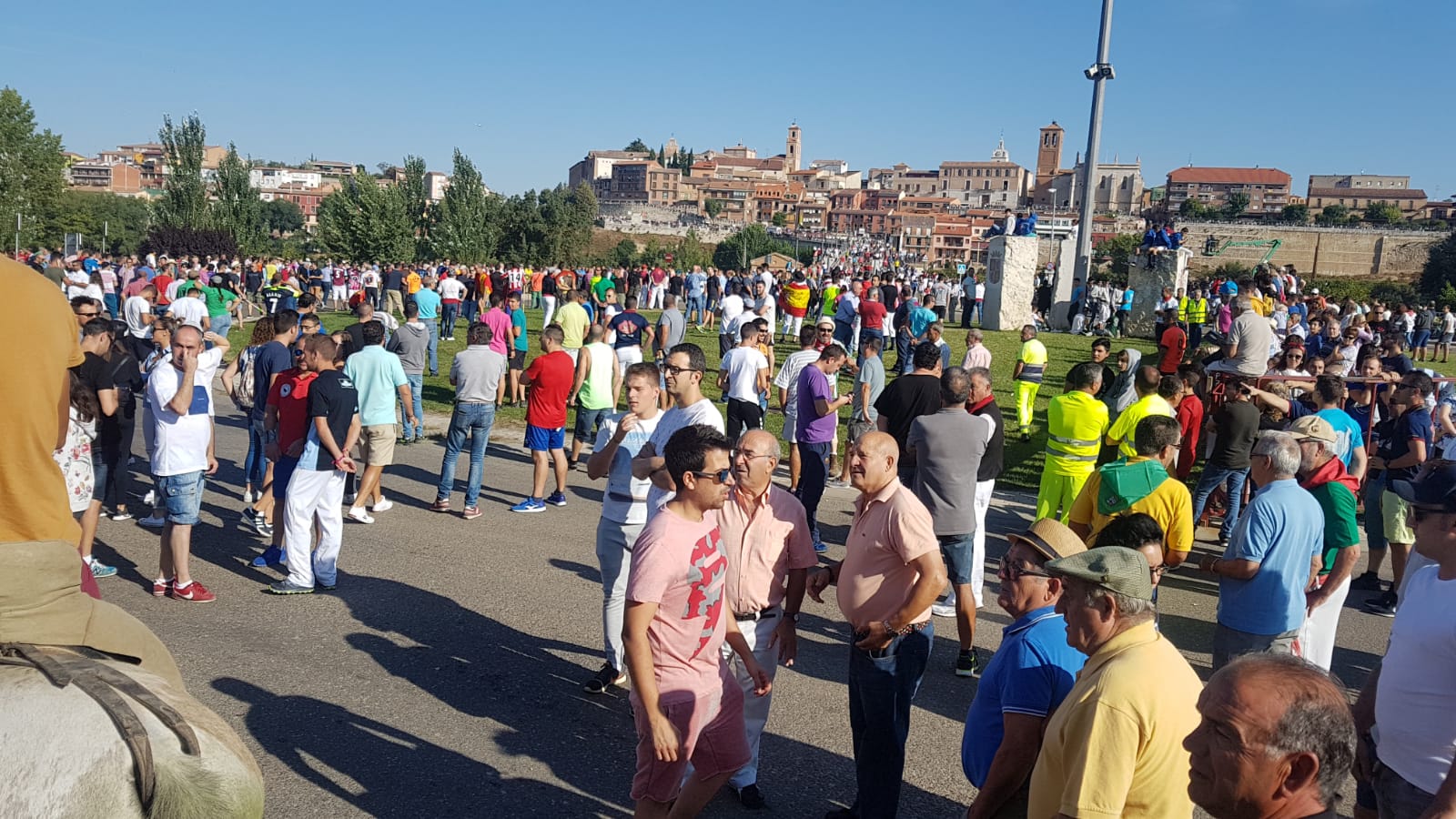 Dos personas han resultado heridas, al parecer uno con una posible cornada en la pierna