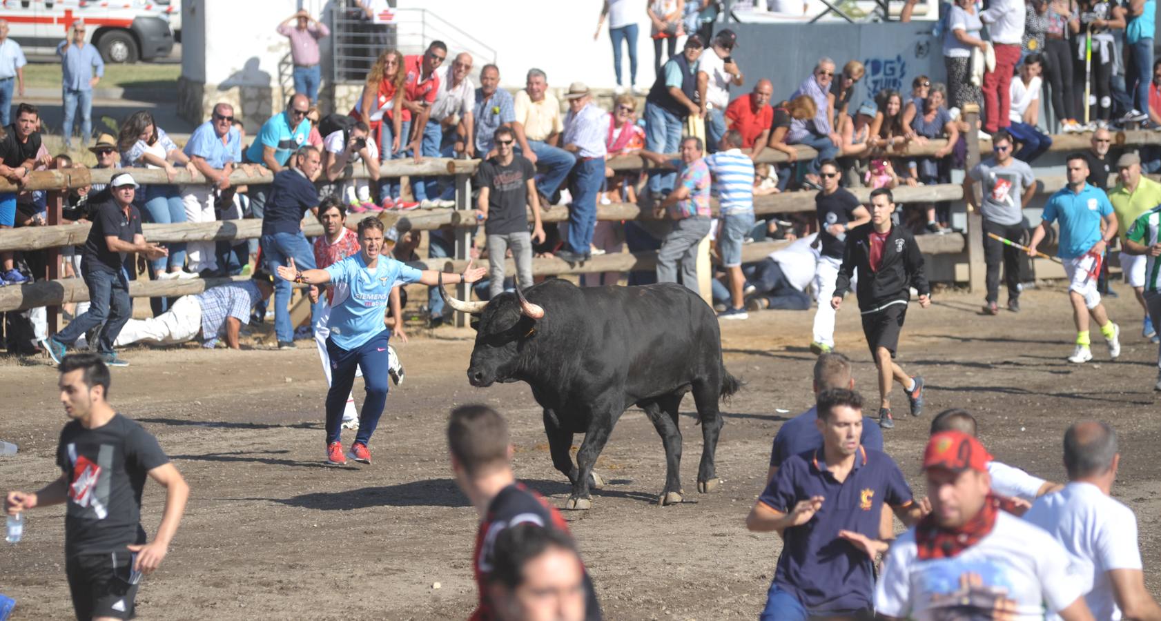 Dos personas han resultado heridas, al parecer uno con una posible cornada en la pierna