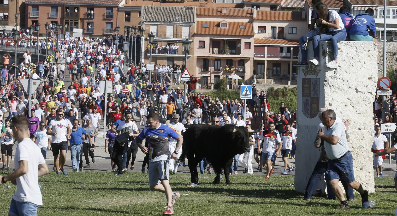 Dos personas han resultado heridas, al parecer uno con una posible cornada en la pierna