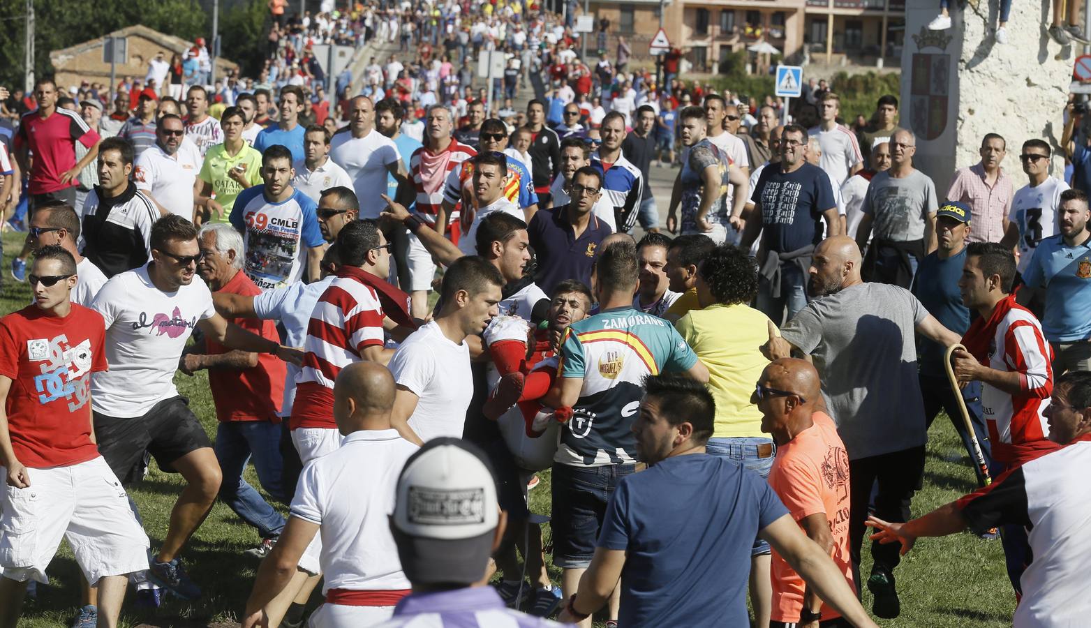 Dos personas han resultado heridas, al parecer uno con una posible cornada en la pierna