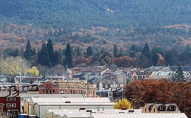 Parte del núcleo de San Ildefonso, con la Sierra de Guadarrama al fondo. 