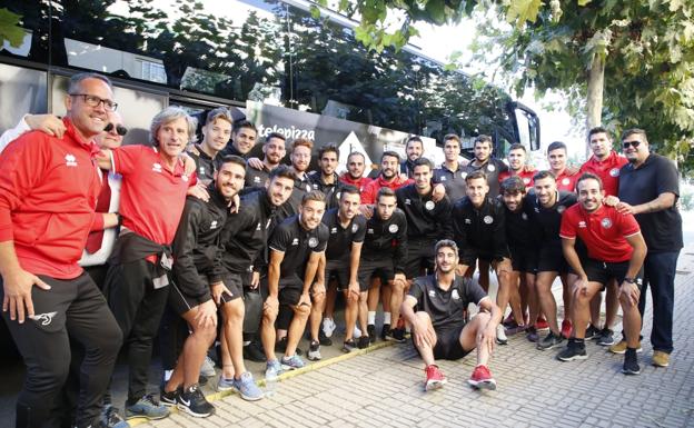 La plantilla, el director de fútbol y el presidente Sandoval posa antes de la salida de Unionistas. 