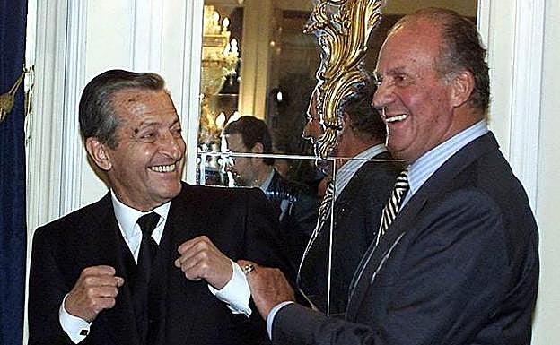El expresidente del Gobierno, Adolfo Suárez (izquierda), junto al rey emérito, Juan Carlos I en el año 2002. 