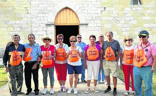 Un grupo de andarines ante la ermita de Torquemada. 