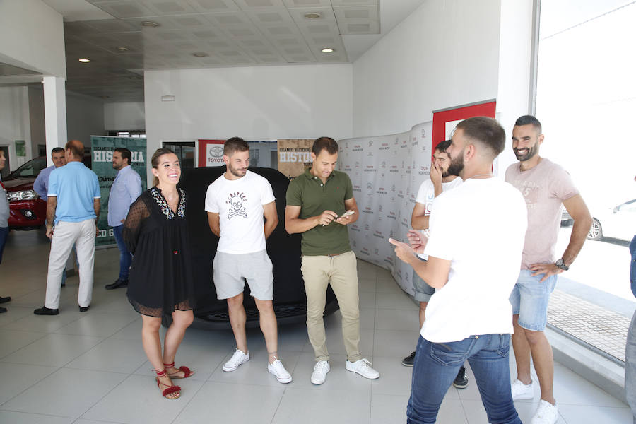 Fotos: El CD Guijuelo presenta su nuevo coche oficial