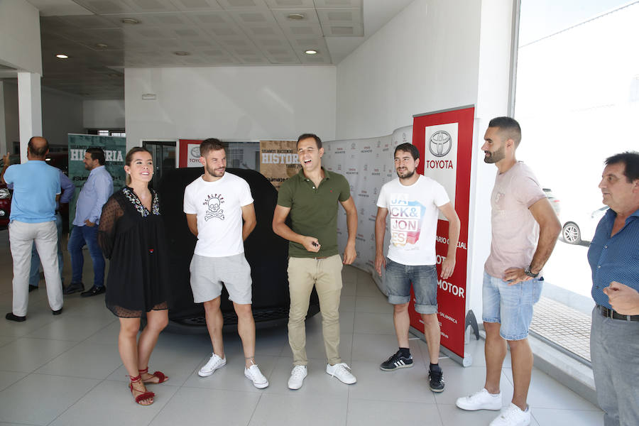 Fotos: El CD Guijuelo presenta su nuevo coche oficial