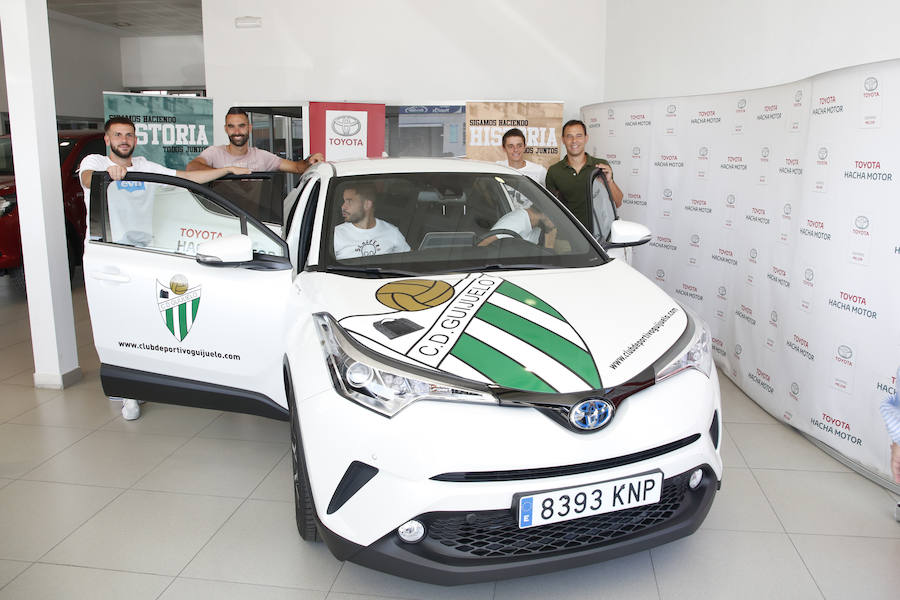 Fotos: El CD Guijuelo presenta su nuevo coche oficial