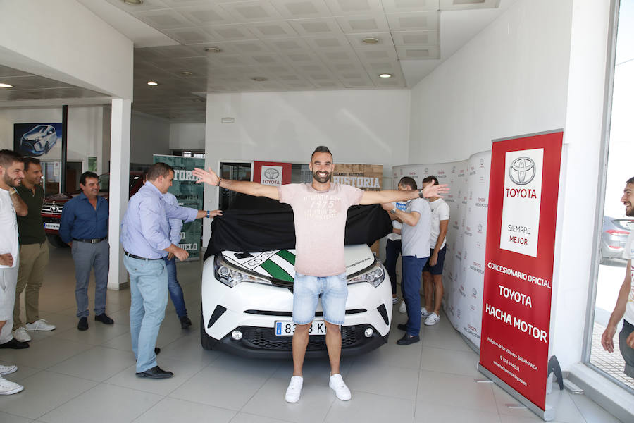 Fotos: El CD Guijuelo presenta su nuevo coche oficial