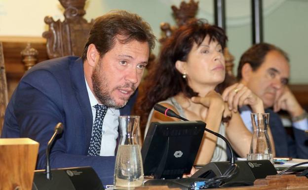 Óscar Puente y Ana Redondo, el pasado lunes, en el Pleno del Ayuntamiento. 