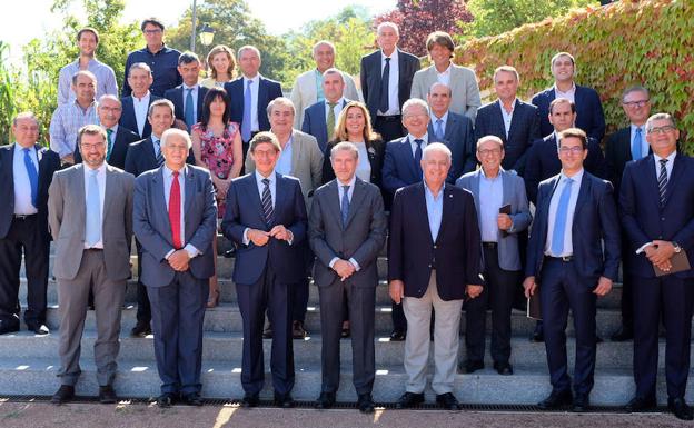 El presidente de Bankia,José Ignacio Goirigolzarri, y el de la FES, Andrés Ortega, con socios de la patronal segoviana.