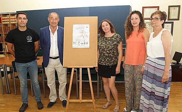 Presentación de la Carrera Fibromialgia con un cartel del evento firmado por Oscar Husillos