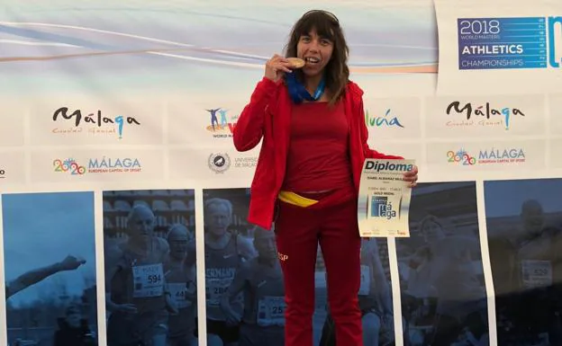 Isabel Almaraz posa con la medalla de oro del Mundial Máster de atletismo en la prueba de los 5 km en ruta. 