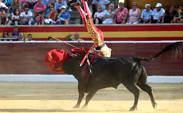 Momento de la cogida en la plaza de toros de Villa del Prado. 