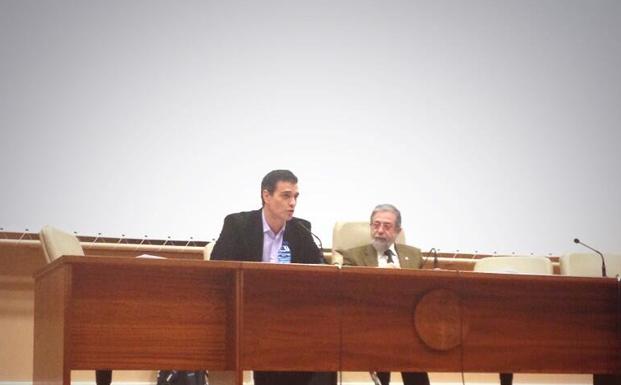 Pedro Sánchez (izquierda), junto al entonces rector de la Universidad de Valladolid Marcos Sacristán el 27 de febrero de 2014.