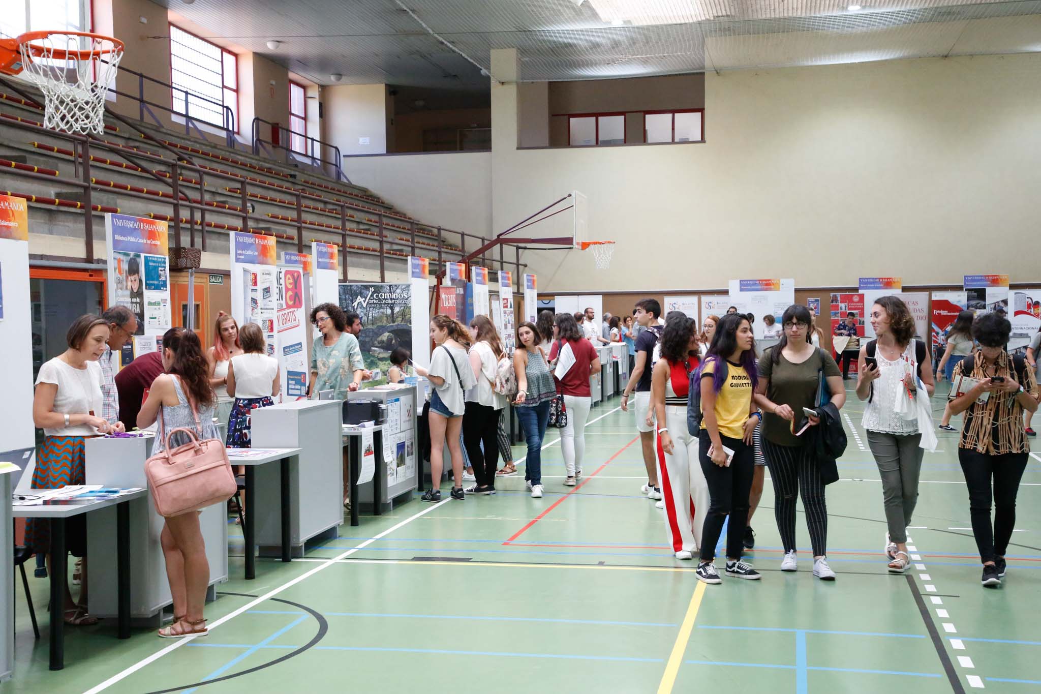 El pabellón deportivo del Campus Unamuno y sus alrededores reunió desde las 12 a las 18 h., a estudiantes de Grado, Máster y Doctorado con representantes de los principales Servicios y Unidades de la Universidad de Salamanca