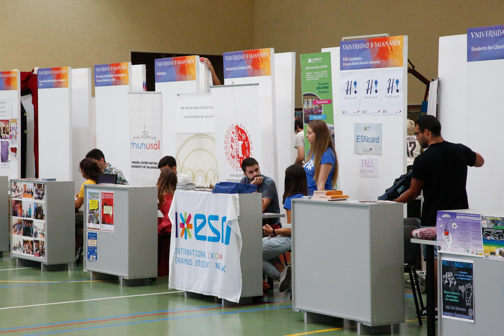 El pabellón deportivo del Campus Unamuno y sus alrededores reunió desde las 12 a las 18 h., a estudiantes de Grado, Máster y Doctorado con representantes de los principales Servicios y Unidades de la Universidad de Salamanca