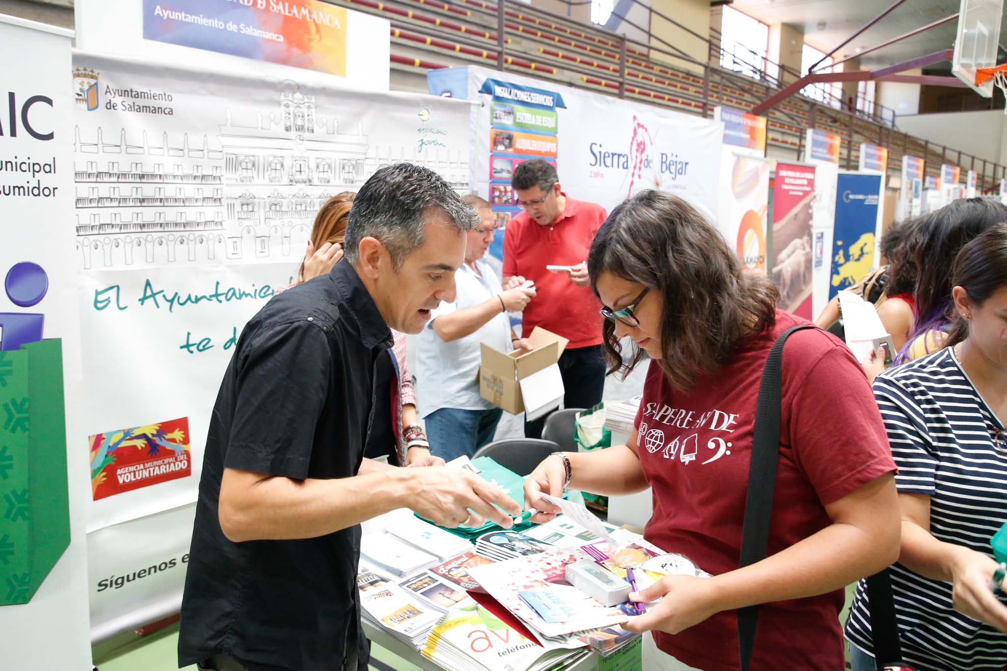 El pabellón deportivo del Campus Unamuno y sus alrededores reunió desde las 12 a las 18 h., a estudiantes de Grado, Máster y Doctorado con representantes de los principales Servicios y Unidades de la Universidad de Salamanca