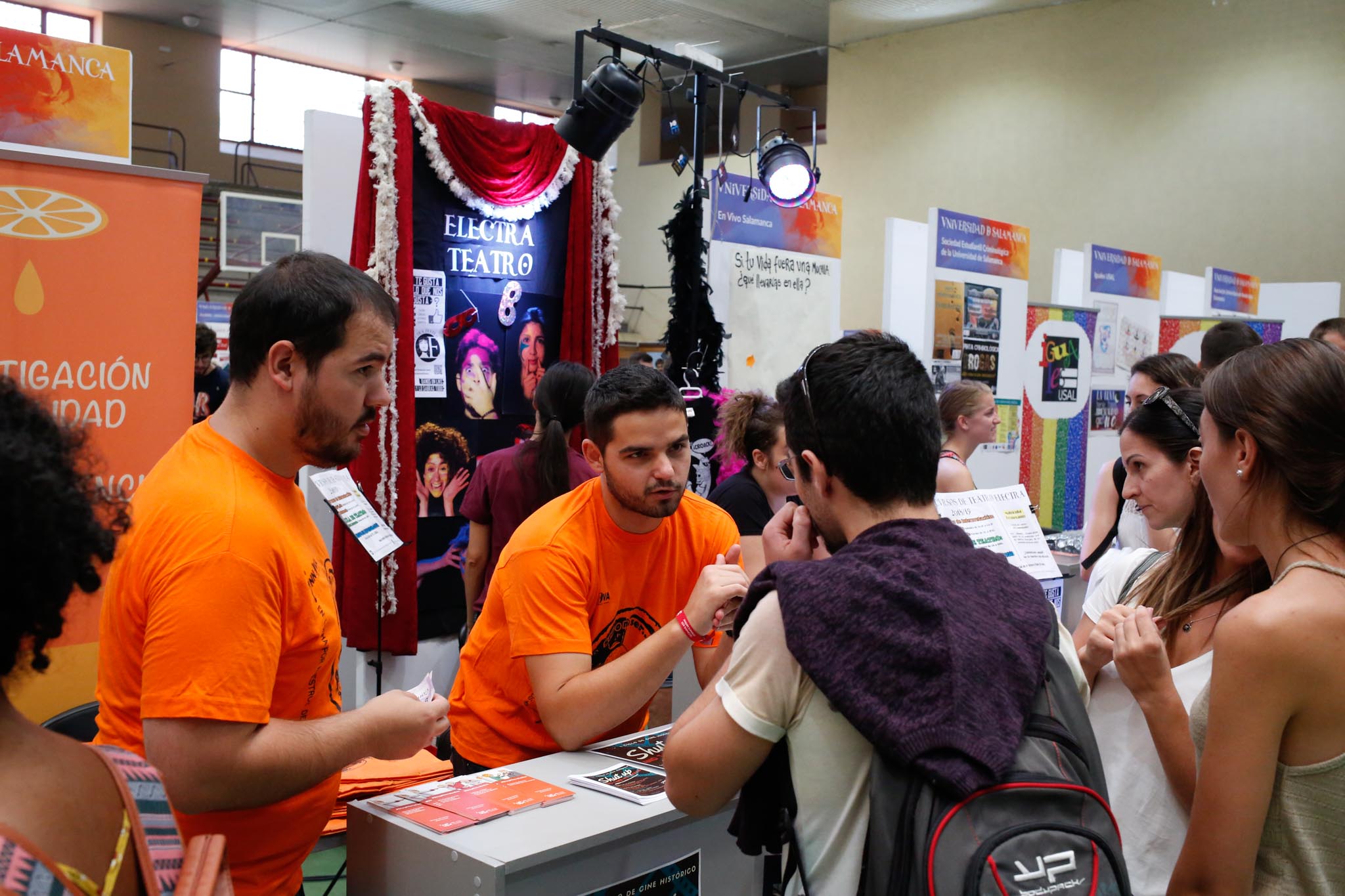 El pabellón deportivo del Campus Unamuno y sus alrededores reunió desde las 12 a las 18 h., a estudiantes de Grado, Máster y Doctorado con representantes de los principales Servicios y Unidades de la Universidad de Salamanca