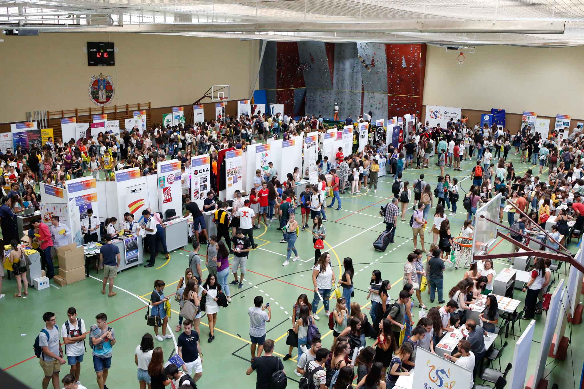 El pabellón deportivo del Campus Unamuno y sus alrededores reunió desde las 12 a las 18 h., a estudiantes de Grado, Máster y Doctorado con representantes de los principales Servicios y Unidades de la Universidad de Salamanca