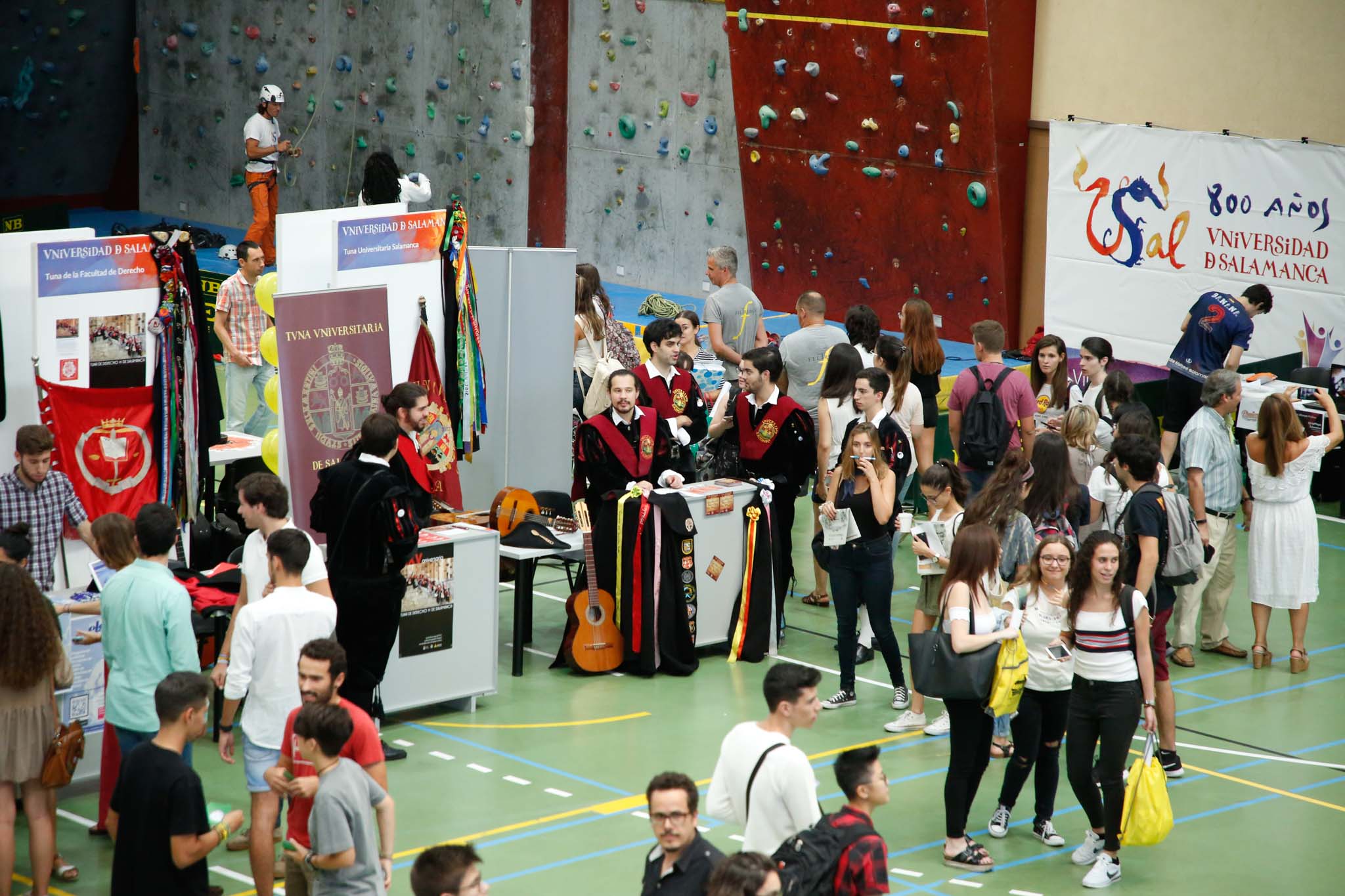 El pabellón deportivo del Campus Unamuno y sus alrededores reunió desde las 12 a las 18 h., a estudiantes de Grado, Máster y Doctorado con representantes de los principales Servicios y Unidades de la Universidad de Salamanca