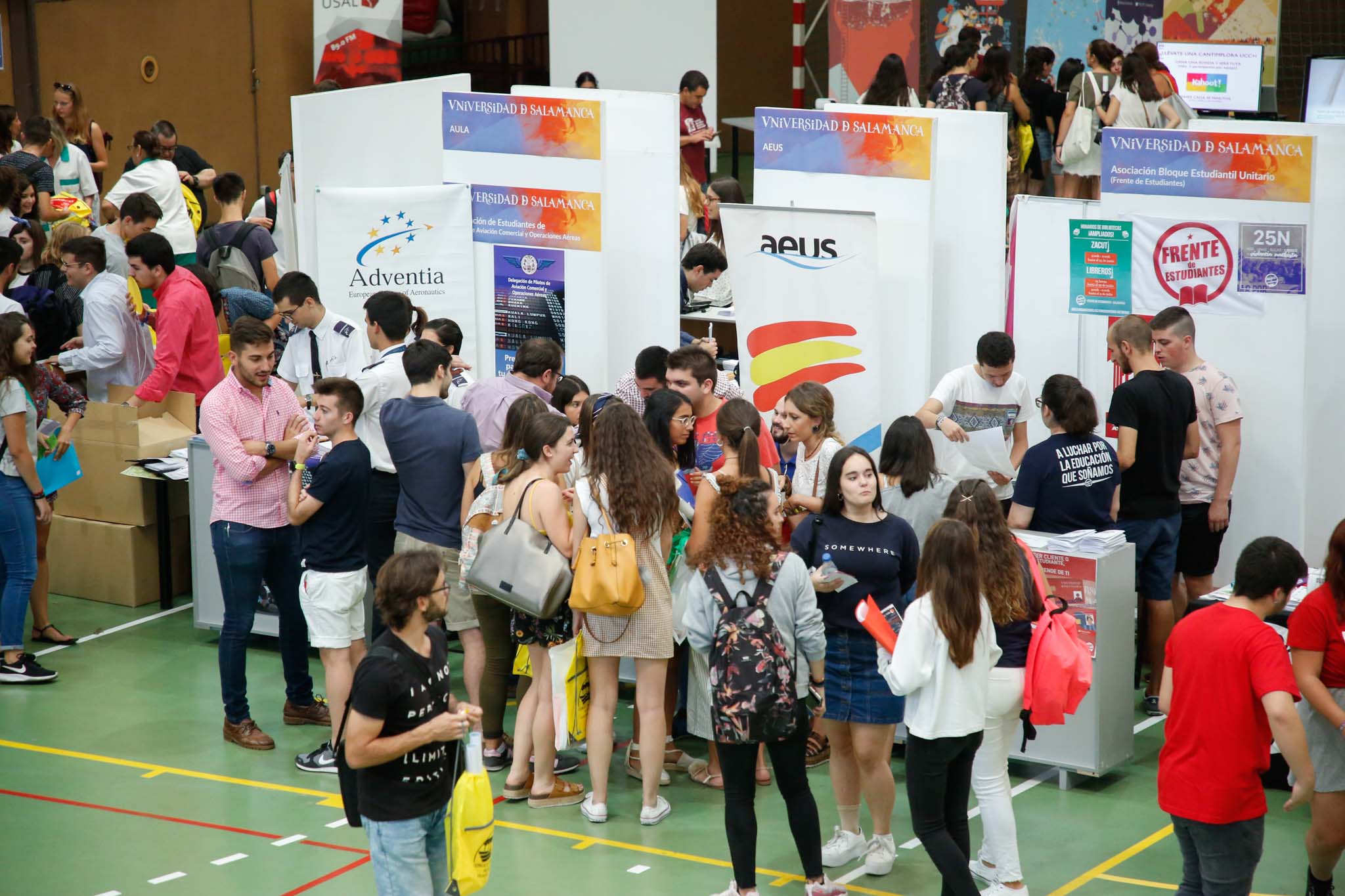 El pabellón deportivo del Campus Unamuno y sus alrededores reunió desde las 12 a las 18 h., a estudiantes de Grado, Máster y Doctorado con representantes de los principales Servicios y Unidades de la Universidad de Salamanca