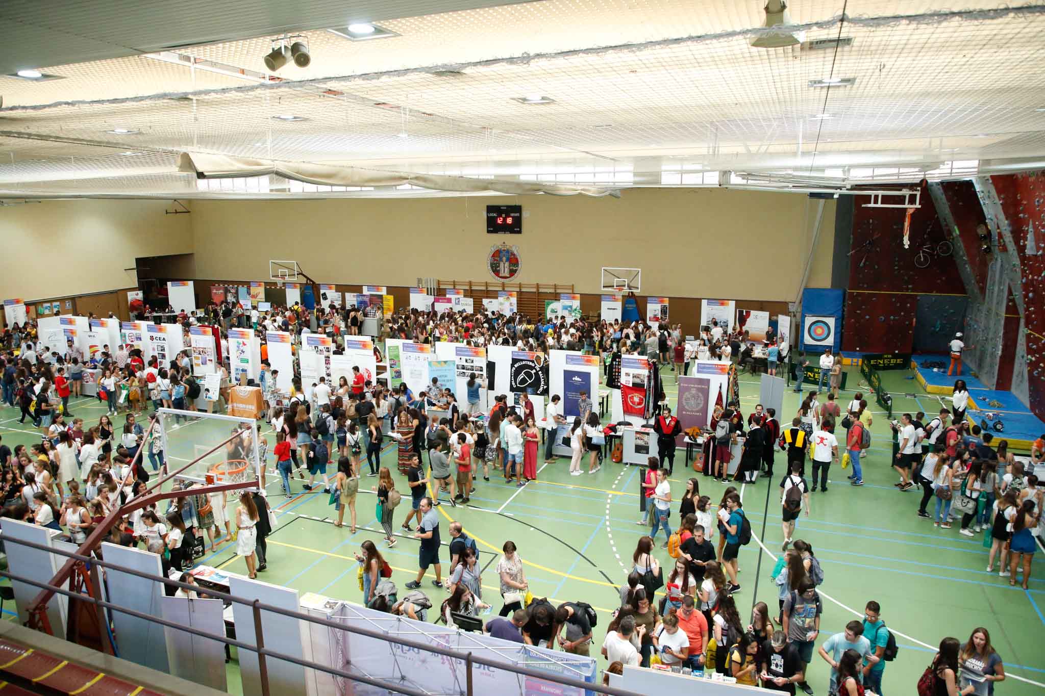 El pabellón deportivo del Campus Unamuno y sus alrededores reunió desde las 12 a las 18 h., a estudiantes de Grado, Máster y Doctorado con representantes de los principales Servicios y Unidades de la Universidad de Salamanca