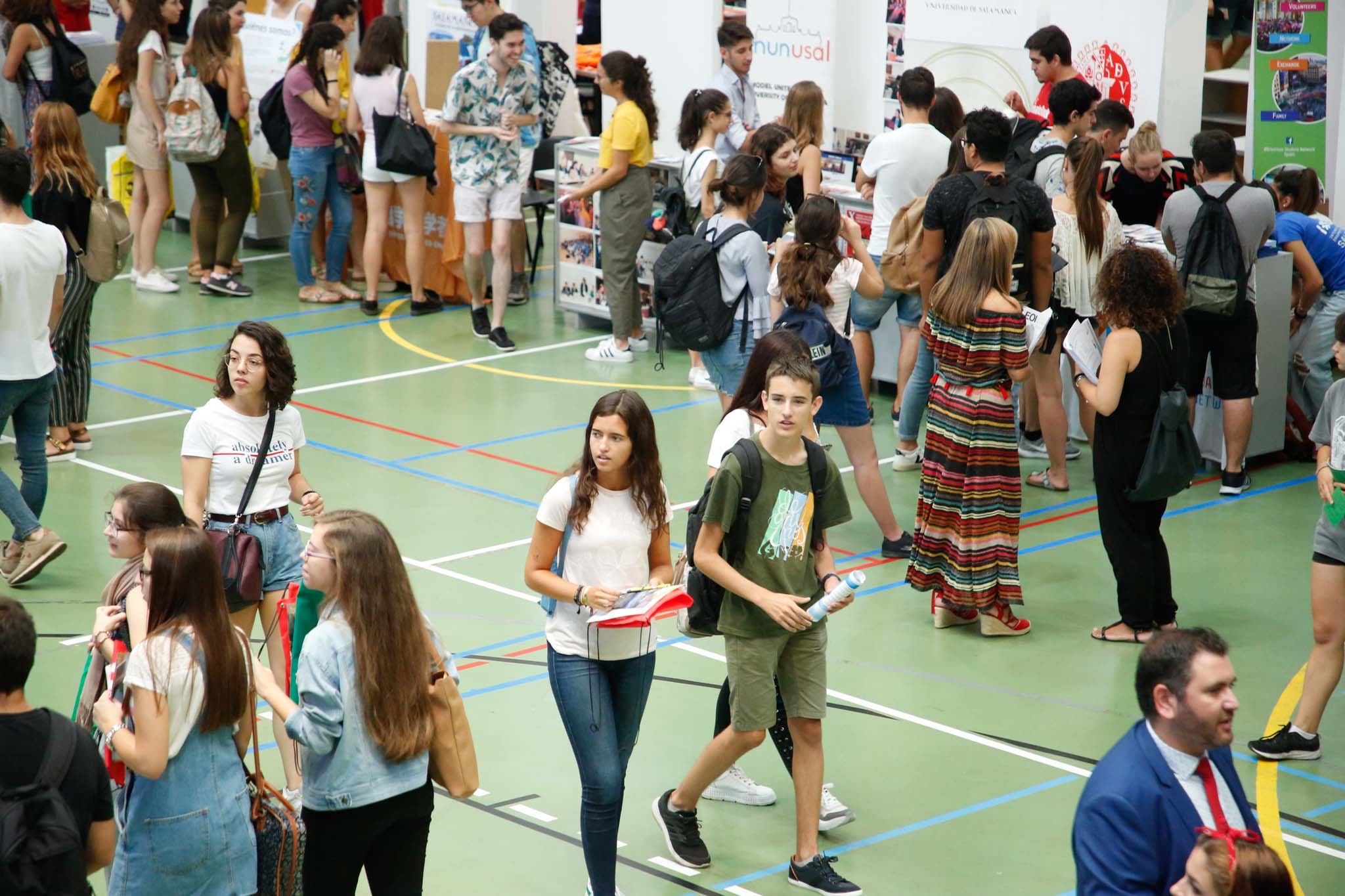 El pabellón deportivo del Campus Unamuno y sus alrededores reunió desde las 12 a las 18 h., a estudiantes de Grado, Máster y Doctorado con representantes de los principales Servicios y Unidades de la Universidad de Salamanca