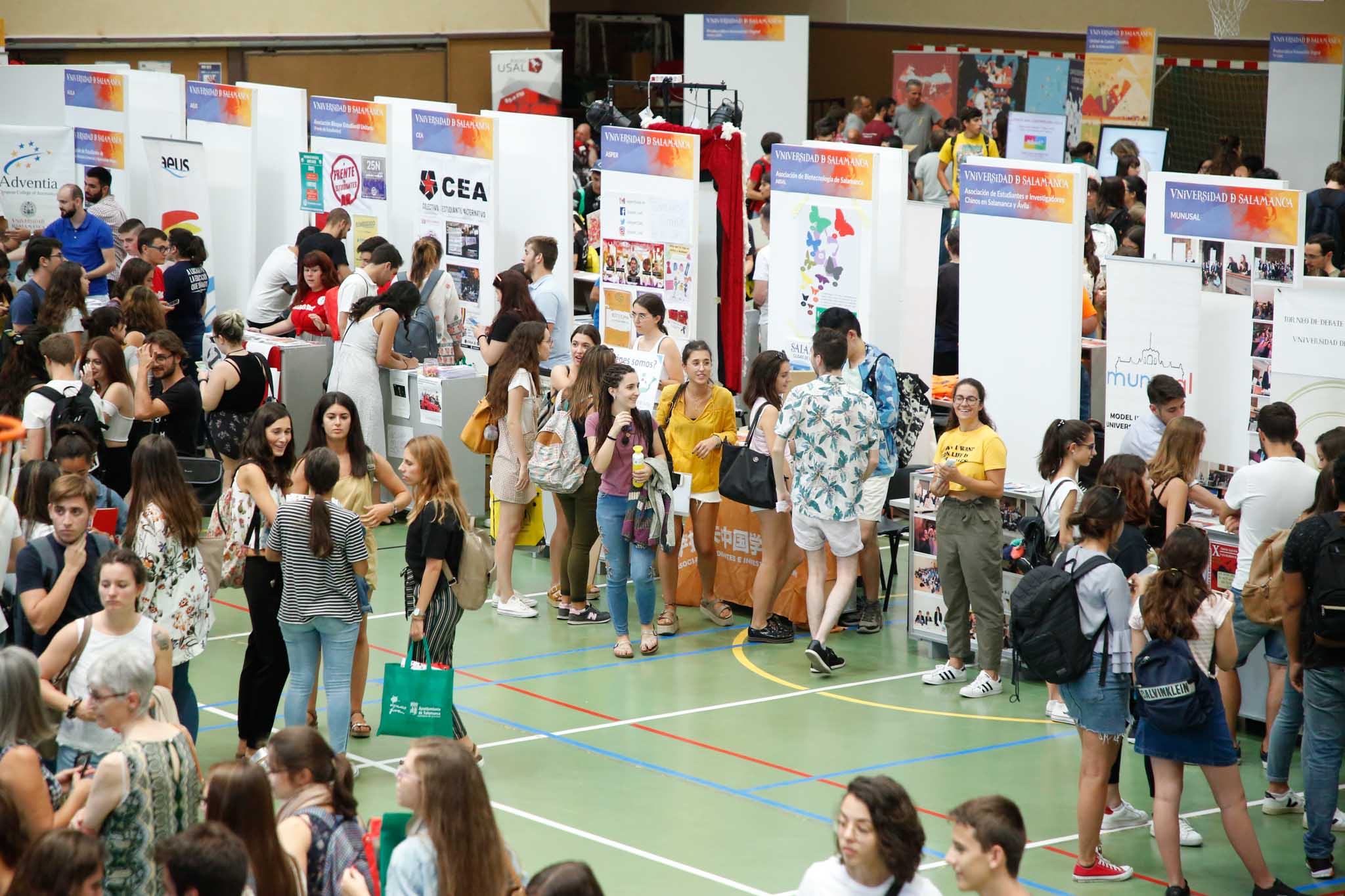 El pabellón deportivo del Campus Unamuno y sus alrededores reunió desde las 12 a las 18 h., a estudiantes de Grado, Máster y Doctorado con representantes de los principales Servicios y Unidades de la Universidad de Salamanca