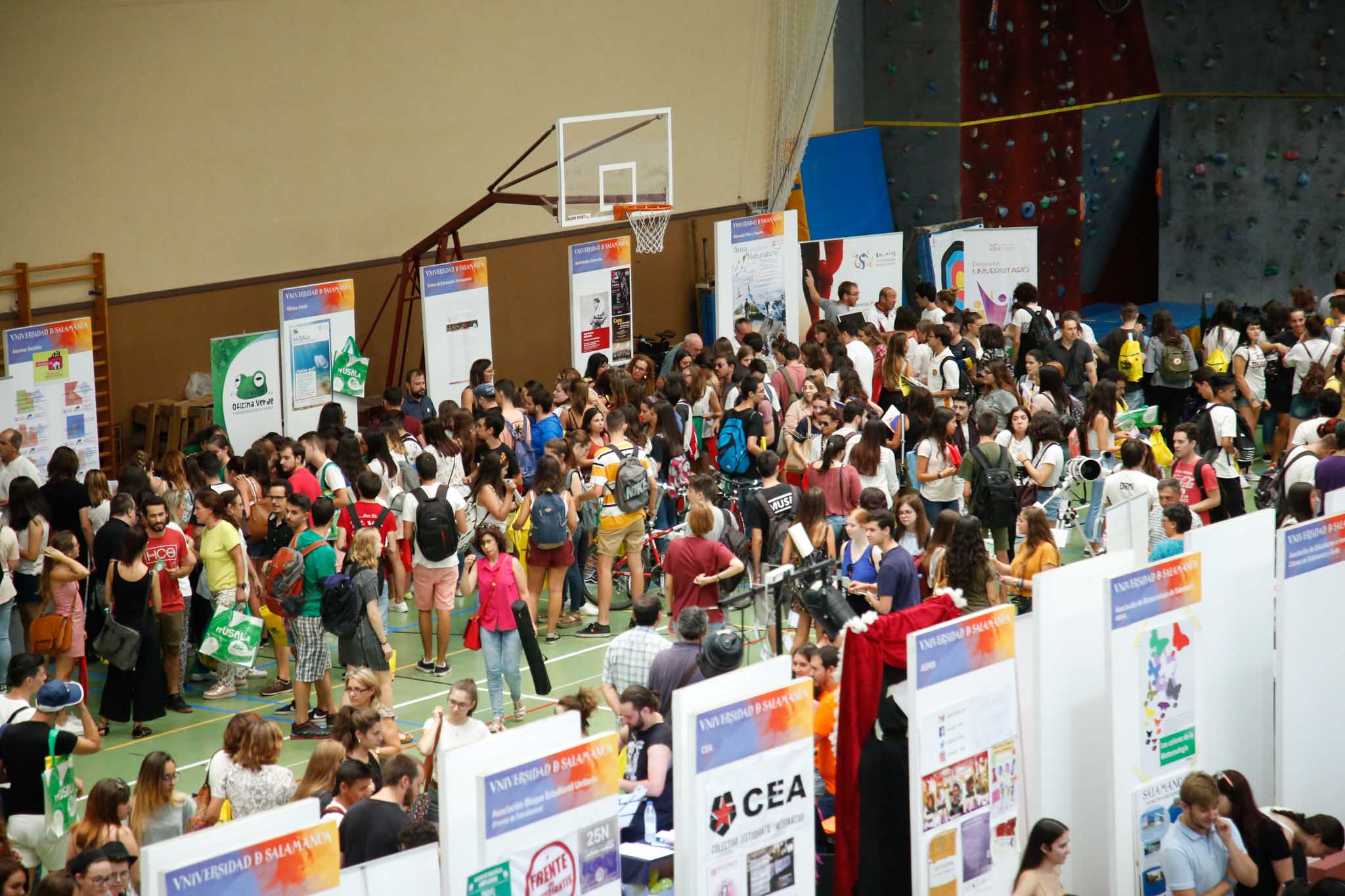 El pabellón deportivo del Campus Unamuno y sus alrededores reunió desde las 12 a las 18 h., a estudiantes de Grado, Máster y Doctorado con representantes de los principales Servicios y Unidades de la Universidad de Salamanca