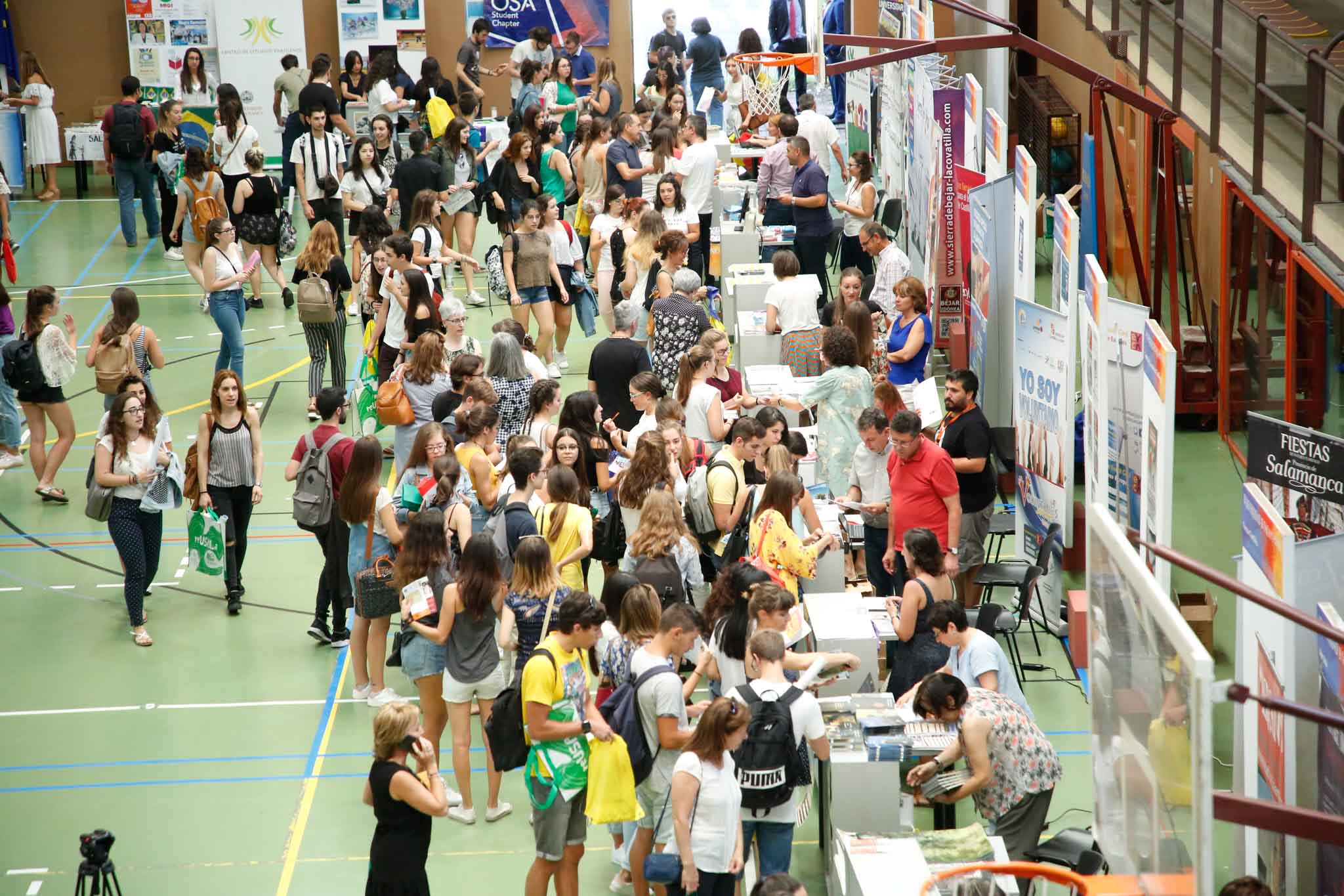 El pabellón deportivo del Campus Unamuno y sus alrededores reunió desde las 12 a las 18 h., a estudiantes de Grado, Máster y Doctorado con representantes de los principales Servicios y Unidades de la Universidad de Salamanca