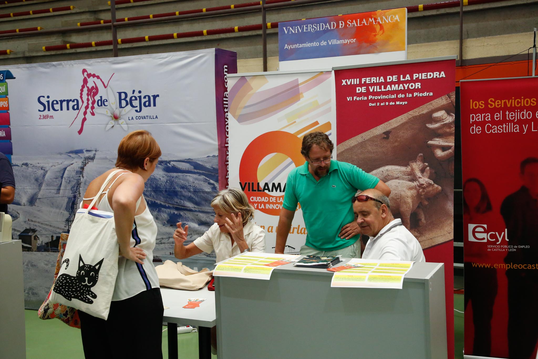 El pabellón deportivo del Campus Unamuno y sus alrededores reunió desde las 12 a las 18 h., a estudiantes de Grado, Máster y Doctorado con representantes de los principales Servicios y Unidades de la Universidad de Salamanca