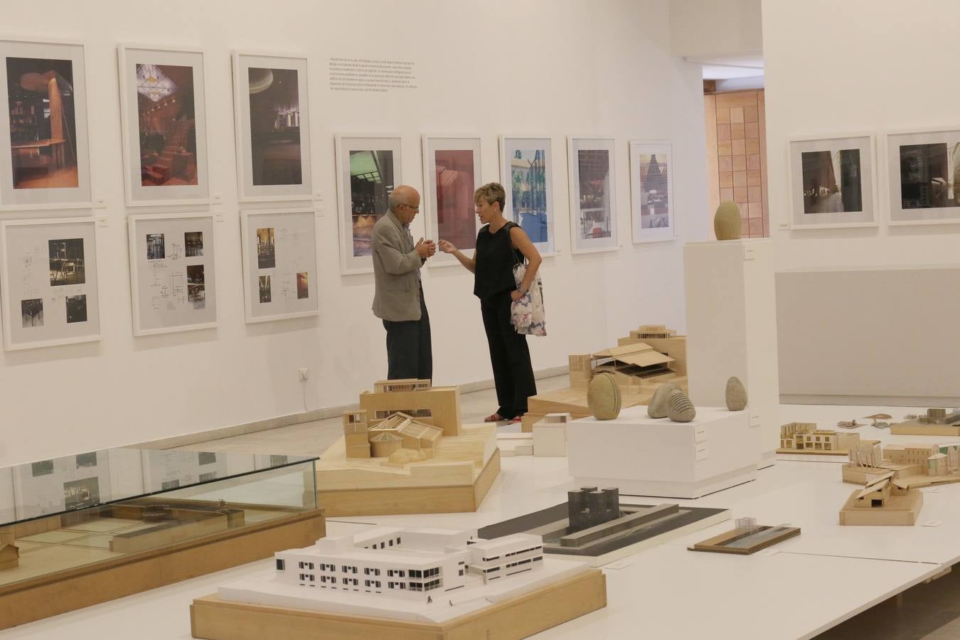 Un centenar de fotografías, maquetas, vídeos y dibujos repasan en la sala 8 la trayectoria profesional del arquitecto a través de sus proyectos