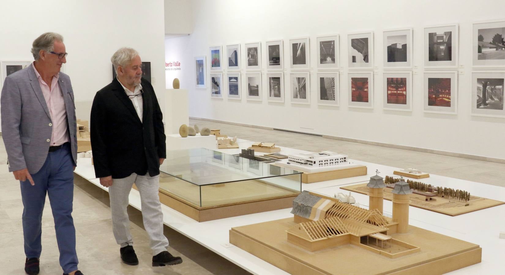 Un centenar de fotografías, maquetas, vídeos y dibujos repasan en la sala 8 la trayectoria profesional del arquitecto a través de sus proyectos