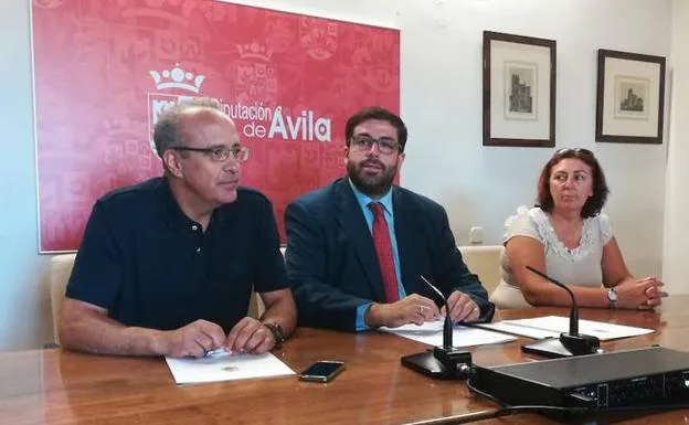Firma de colaboración entre Diputación y ayuntamiento de El Tiemblo para la celebración del 550 aniversario del Tratado de Guisando. 
