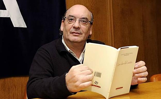 El poeta Jose Maria Muñoz Quiros en los Viernes de Sarmiento.